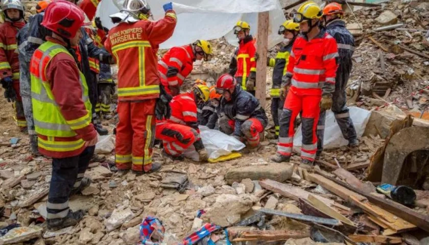 Unos 80 bomberos y 120 policías, con equipos de perros adiestrados, trabajan en las ruinas.