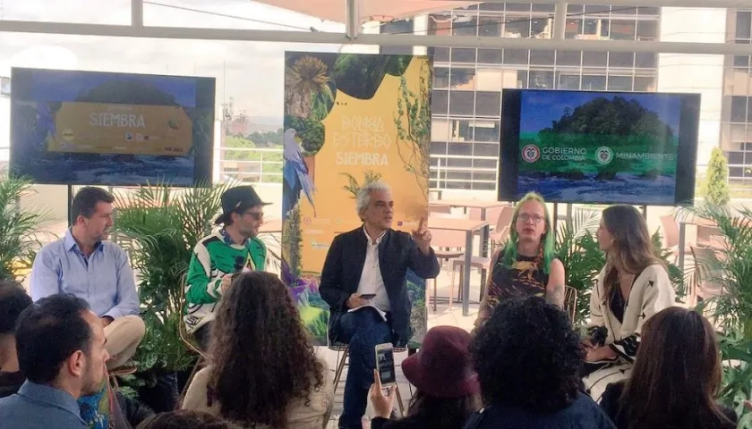 Bomba Estéreo se une a la campaña Siembra Conciencia.