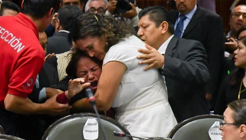 diputada Carmen Medel Palma, del Movimiento Regeneración Nacional (Morena), luego de que recibiera la noticia de que su hija había sido asesinada. 