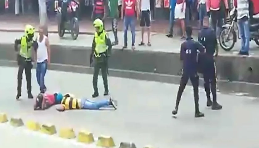 momento exacto en que los guardias de seguridad de un carro transportador de valores reducen y tiran al suelo a dos adolescentes de 17 años