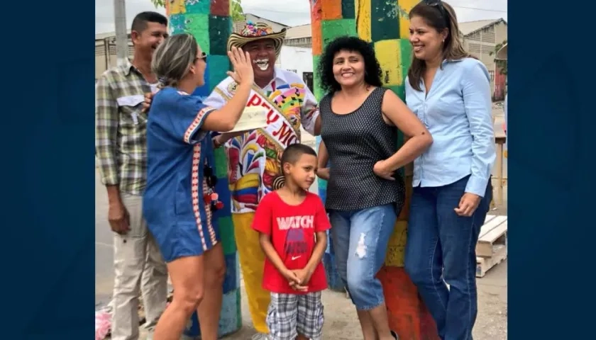 El Rey Momo con Susana De León, Sally Andy Godoy y la arquitecta Diana Escorcia.