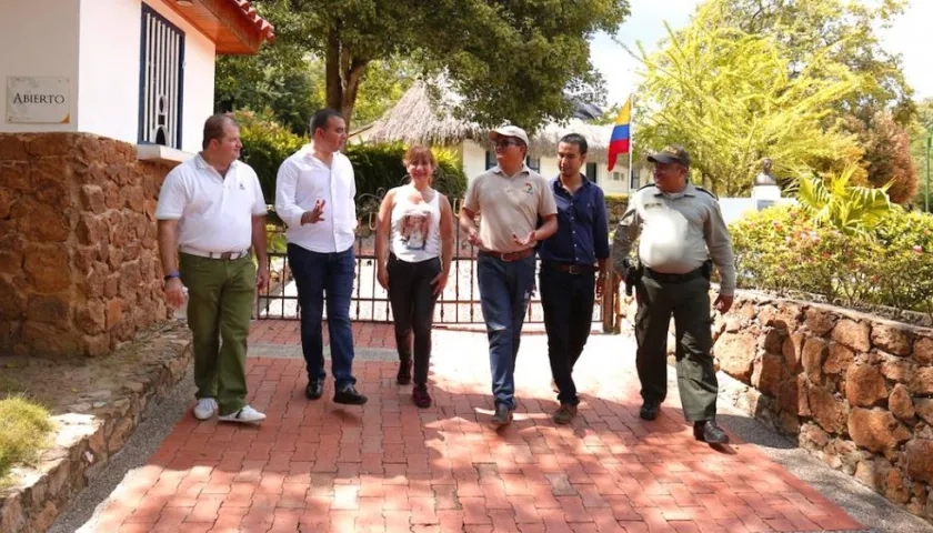 Recorrido de la comisión por los diferentes sitios.