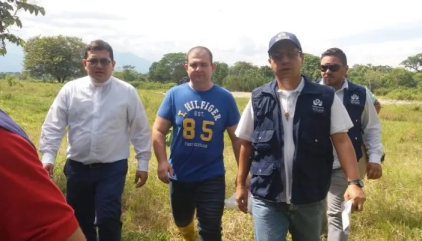 Leonardo Ataya, de suéter azul, en compañía de los miembros de la comisión humanitaria.