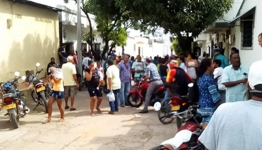 Lugar en donde cayó la mujer muerta en el centro de El Banco.