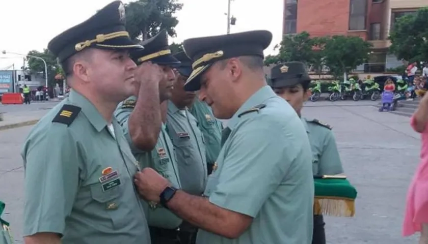 El capitán David Tobón cuando fue condecorado el pasado 6 de noviembre en la Plaza de la Paz, en Barranquilla.