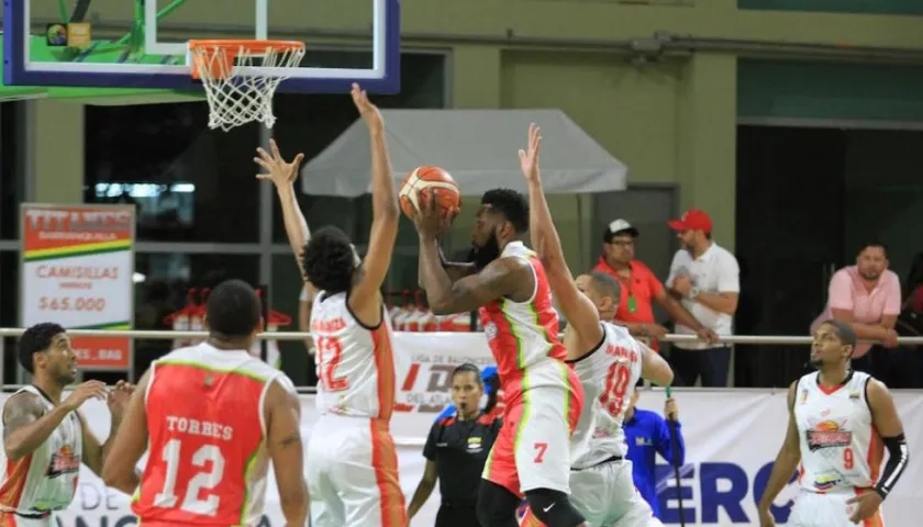 Michael Sneed ensayando una encestada.