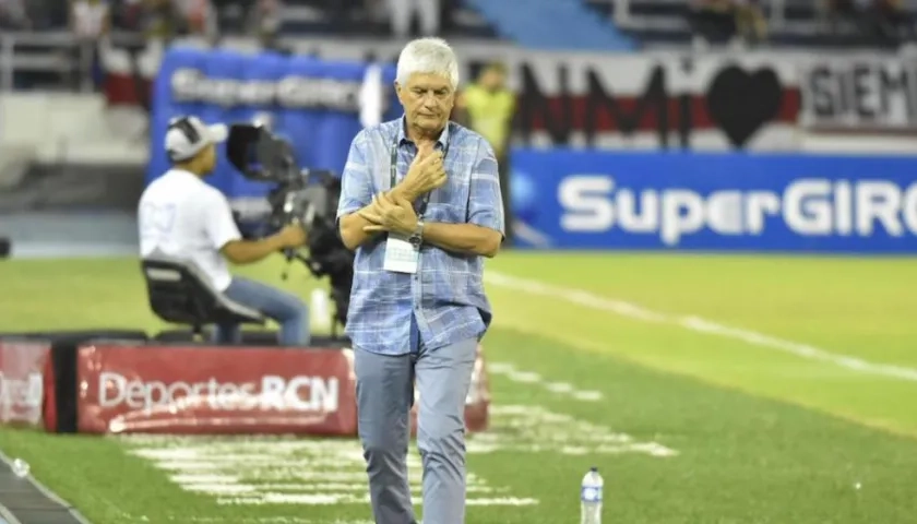 El DT Julio Comesaña preocupado por el pésimo partido.