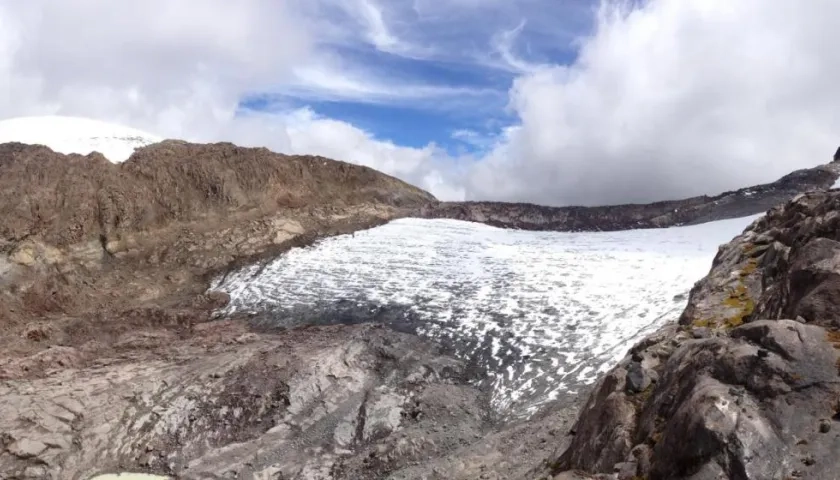 Volcán Nevado Santa Isabel, sector Conejeras. Cumbres centro y norte (domo a la izquierda). Diciembre de 2016. Autor: Jorge Luis Ceballos