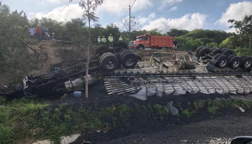 Así quedó la tractomula accidentada en la Circunvalar.