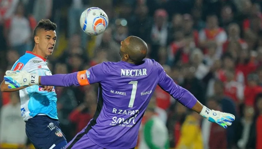 Robinson Zapata ante una jugada de Víctor Cantillo. 