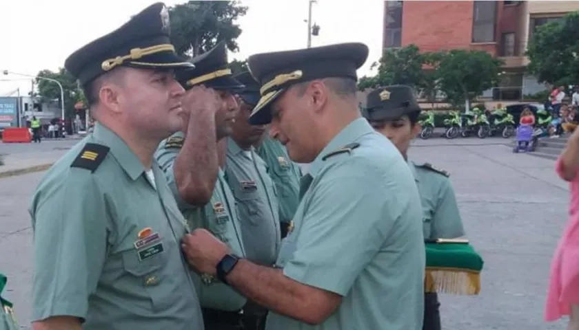 El capitán David Tobón cuando fue condecorado el pasado 6 de noviembre en la Plaza de la Paz, en Barranquilla.