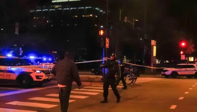 Oficiales de la Policía controlan el área del hospital.