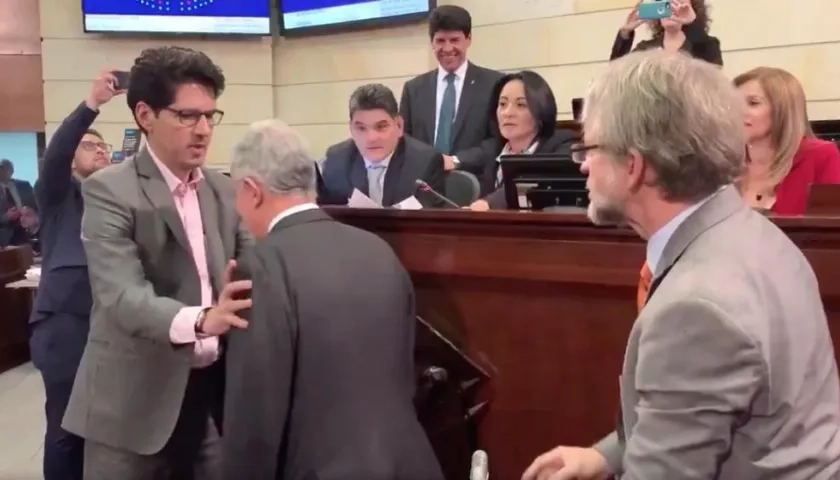 Los senadores Castilla, Uribe y Mockus en pleno ejercicio de reconciliación.