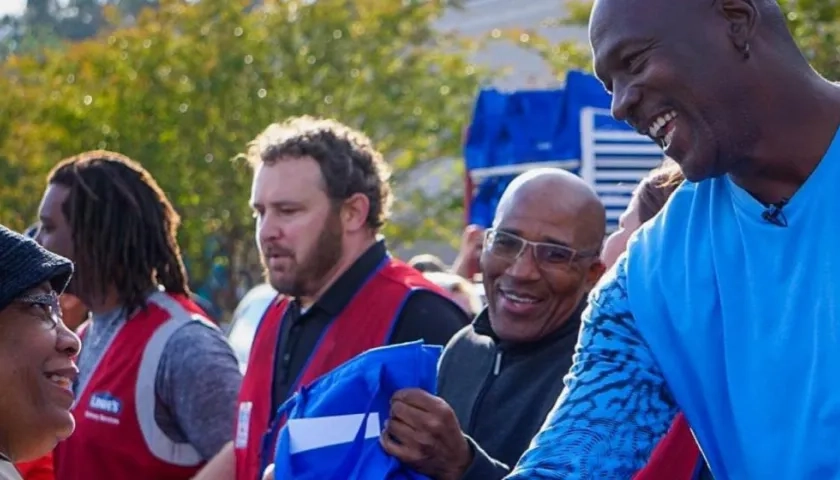 Michael Jordan reparte ayudas en Wilmington, Carolina del Norte. 