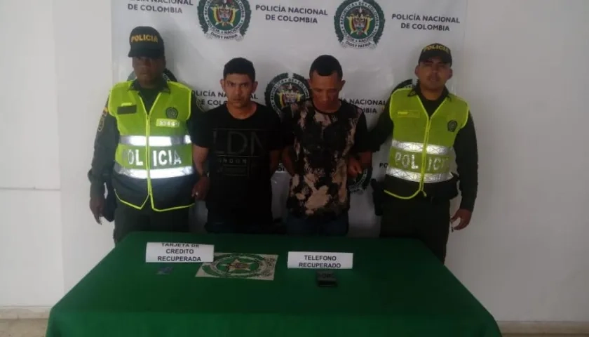 Dos hombres fueron capturados cuando salían de una casa con elementos, tras haber amarrado a los residentes.