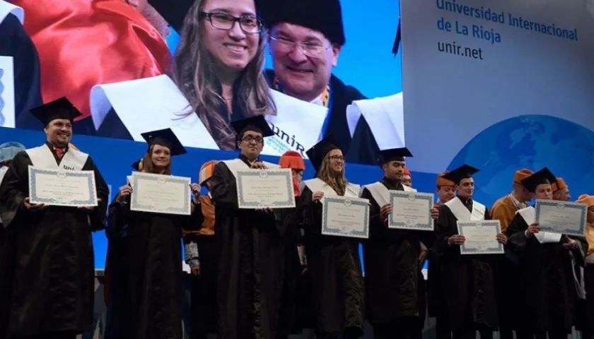 La ceremonia fue realizada en el Centro de Convenciones Ágora de Bogotá y asistieron 3.000 invitados.