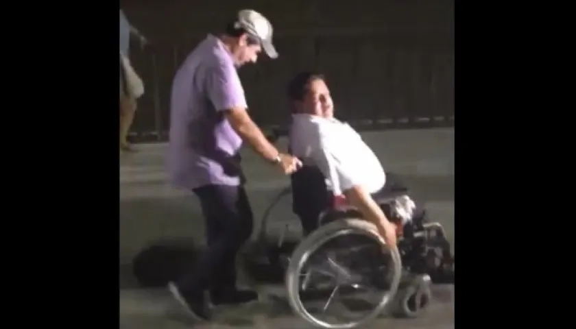 El Alcalde Alejandro Char ayuda a un turista en el Malecón.