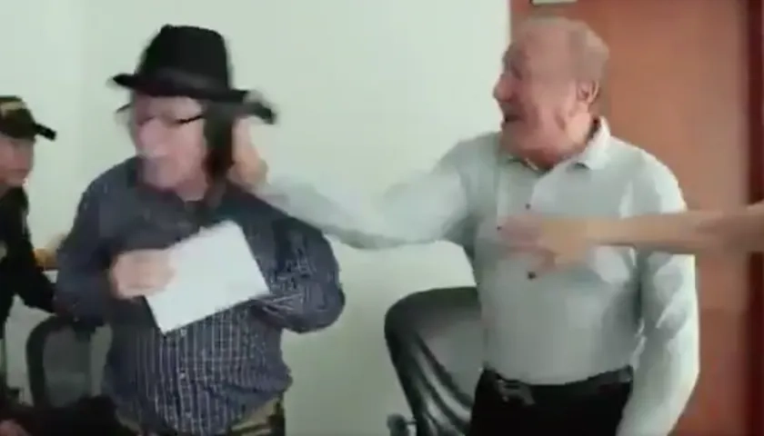 El concejal Jairo Claro recibiendo la cachetada por parte del alcalde de Bucaramanga, Rodolfo Hernández.