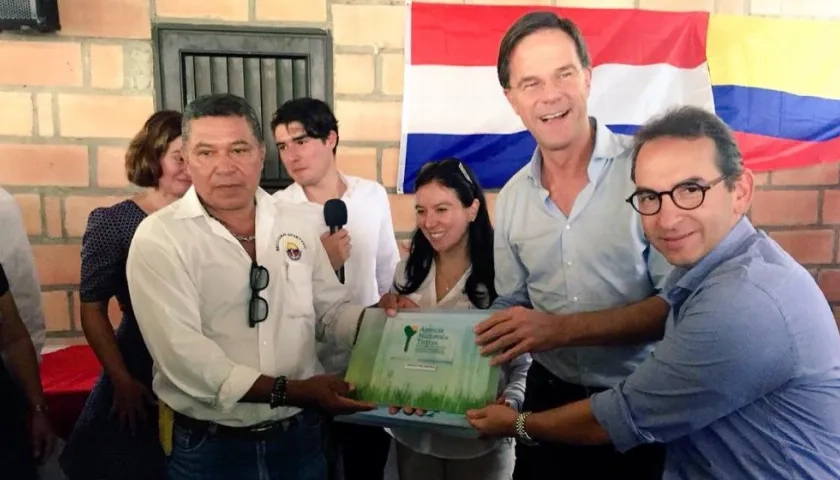 El ministro de Agricultura, Andrés Valencia;  el primer ministro de Los Países Bajos, Mark Rutte, y Myriam Martínez, de la Agencia Nacional de Tierras, entregaron 17 títulos de propiedad en Apartadó, Antioquia.