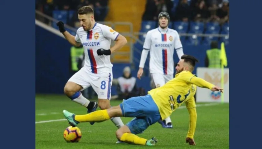 Nikola Vlašić, del CSKA,  domina el balón ante la marca de Maciej Wilusz, de Rostov Arena.