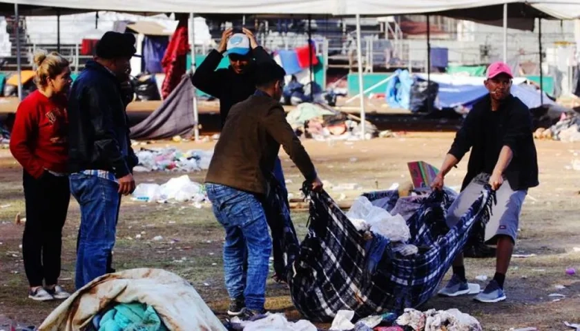 Integrantes de la caravana de migrantes de centroamericanos recojen sus pertenencias del albergue Benito Juárez en la ciudad de Tijuana, en el estado de Baja California (México).
