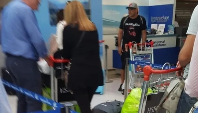 Maxi Mazzaro al momento de ser deportado.