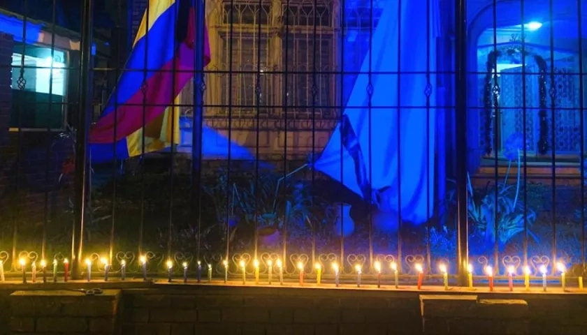 Velitas encendidas frente a la sede del Partido Conservador, en memoria del expresidente Belisario Betancur.