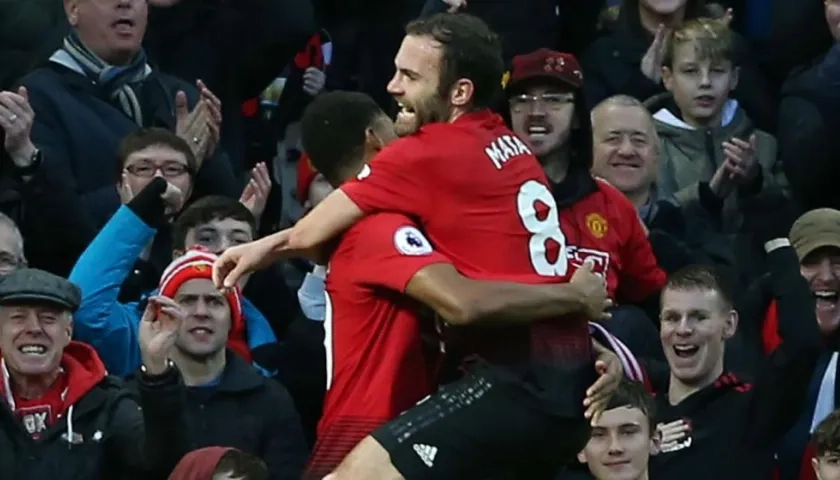 Juan Mata celebra su anotación con el United. 