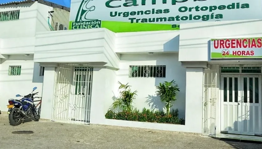 La mujer falleció cuando recibía atención médica.