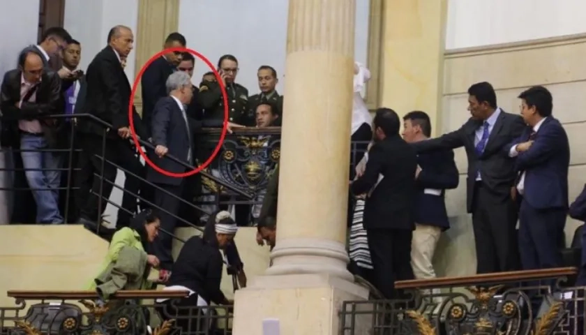 Le lanzaron bolsas con ratones vivos en la plenaria del Senado. Al senador Álvaro Uribe