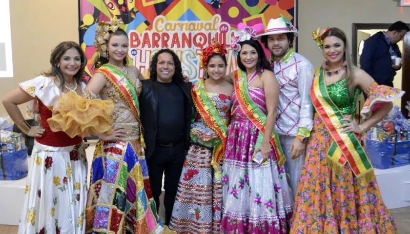 Joselo junto a soberanos del Carnaval de Houston.