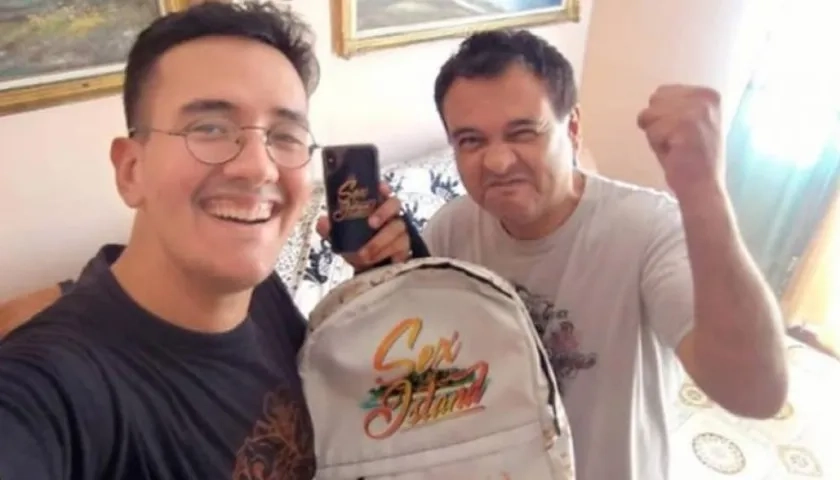 El joven Brian y su padre celebrando el pase de oro.