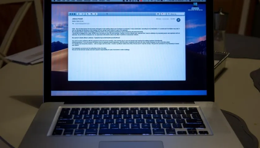 Vista de una amenaza enviada por correo electrónico, de una falsa bomba, en la pantalla de un computador hoy en Burlington, Massachusetts (EE. UU.).