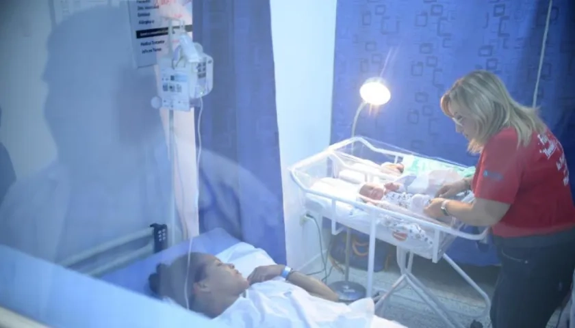 Gleidys Navarro y sus gemelas reciben la visita de Rosa Madera, gerente del Materno Infantil.