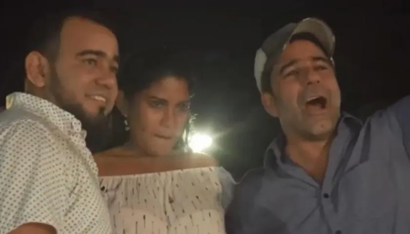 Los novios Luisa Fernanda Valdovino, Francisco Acevedo y el Alcalde Alejandro Char.