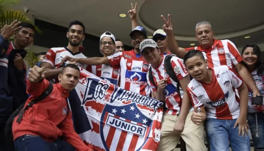 Junioristas en las puertas del Hotel San Fernando Plaza, en Medellín.