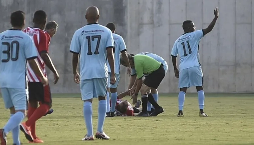 Sus compañeros de juego atienden a Gabriel Berdugo, tras desplomarse durante el partido de las estrellas.