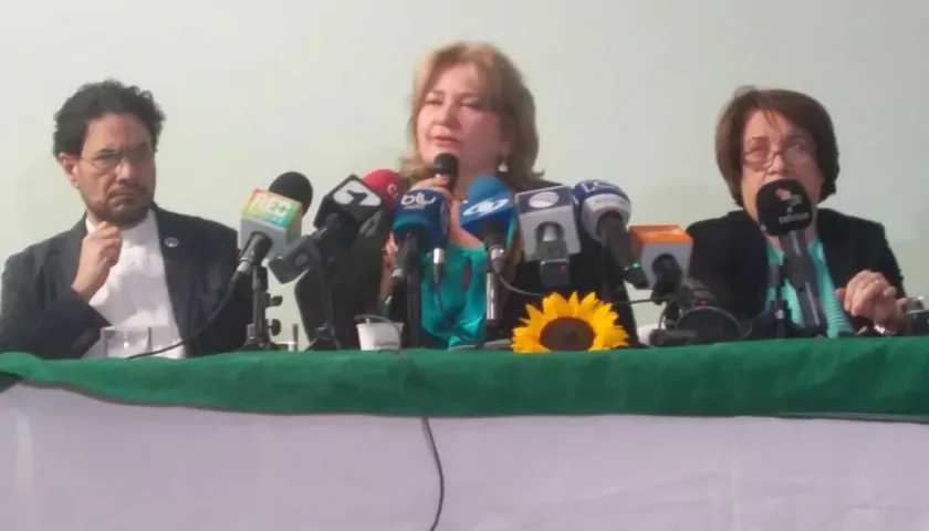 El senador Iván Cepeda, Gloria Flórez, esposa de Carlos Pino y la senadora Aida Avella.