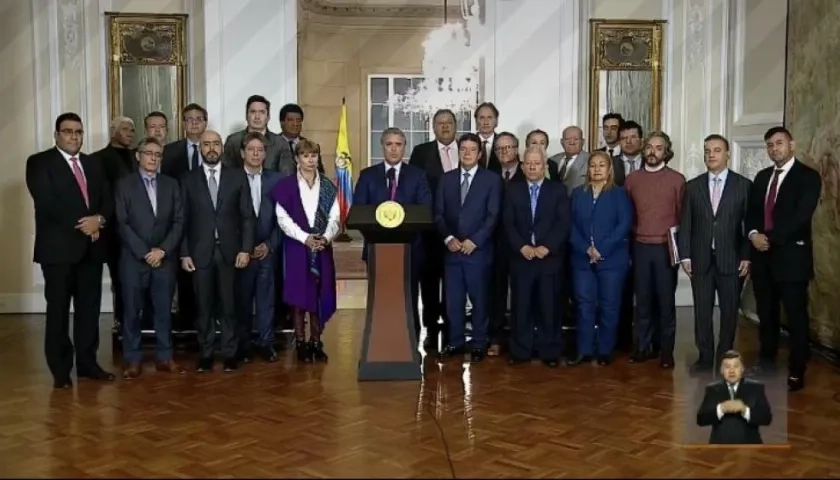 El Presidente Iván Duque y la comisión negociadora anunciando el nuevo salario mínimo.