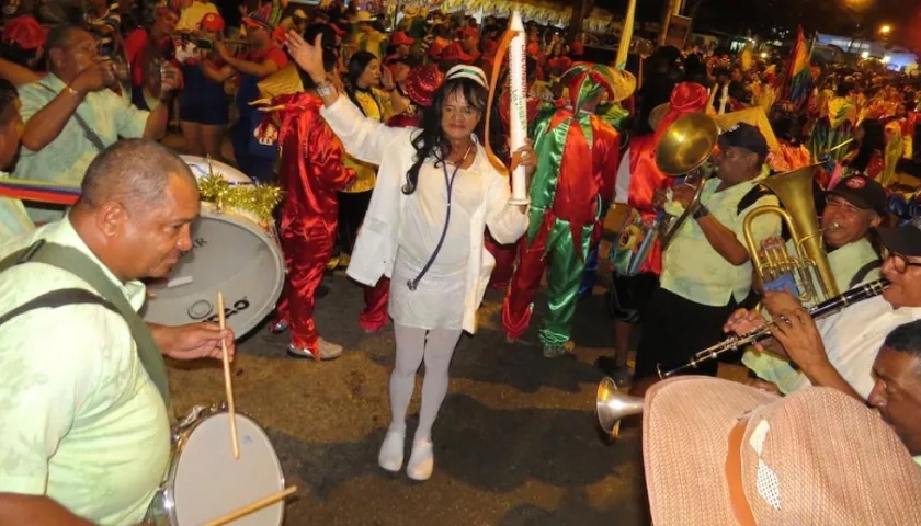 Víctor Flores con su disfraz en un desfile de Guacherna.