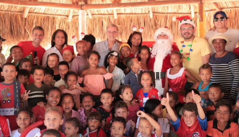 El Gobernador Eduardo Verano y el Secretario de Educación Dagoberto Barraza, durante las novenas en los corregimientos.