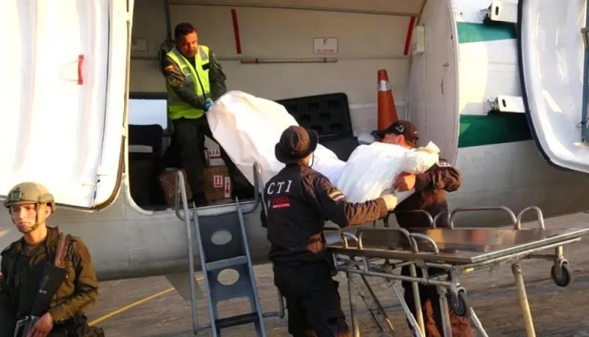 El cuerpo de alias 'Guacho' trasladado desde el lugar donde fue abatido.