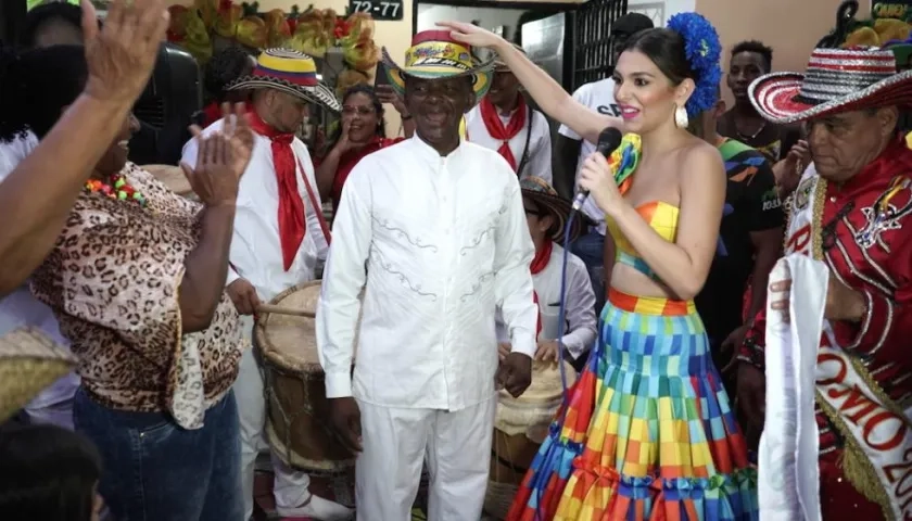 La Reina Carolina con Abraham Cáceres, del barrio san Francisco.