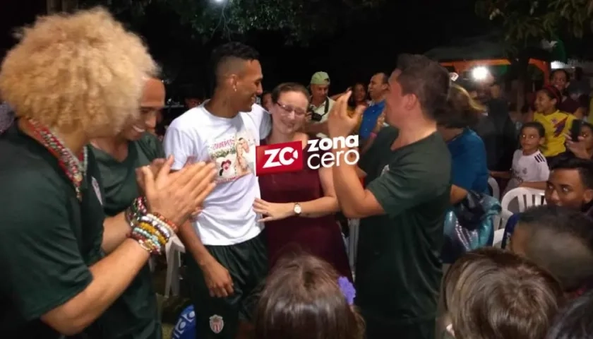 El futbolista Raúl Peñaranda le pide matrimonio a su novia.