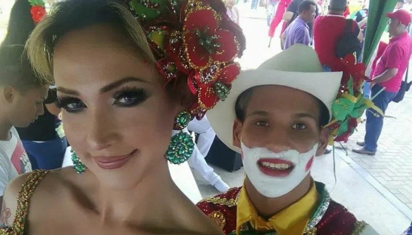 La reina central Diana Ardilla Kopp y su Rey Momo.