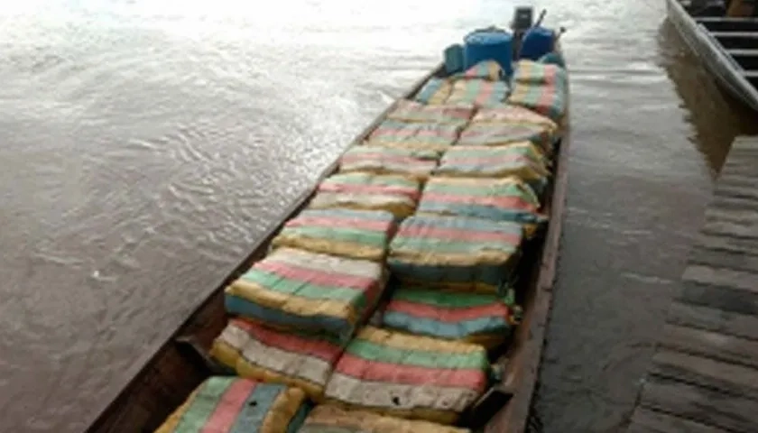 Embarcación fluvial casi dos toneladas de "skunk" 