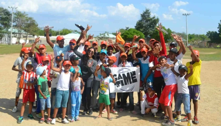 Nicol Fernández al lado de algunos de los niños que ha ayudado su fundación. 