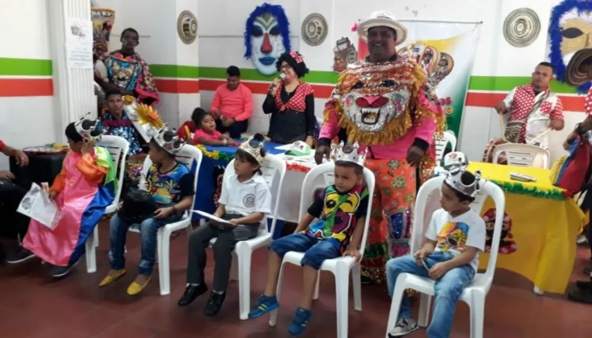 Rey Momo entrega el cetro de las fiestas a niños participantes en la iniciativa cultural.