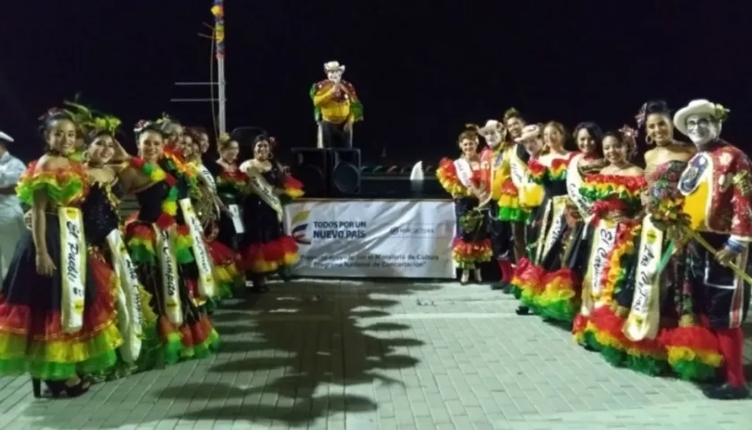 Reinas Populares durante la izada de bandera del Garabato de Emiliano.