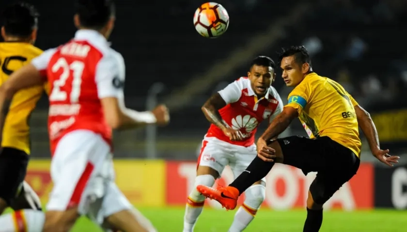 Daniel Benítez (d) del Deportivo Táchira disputa el balón con Wilson Morelo (c) del Santa Fe